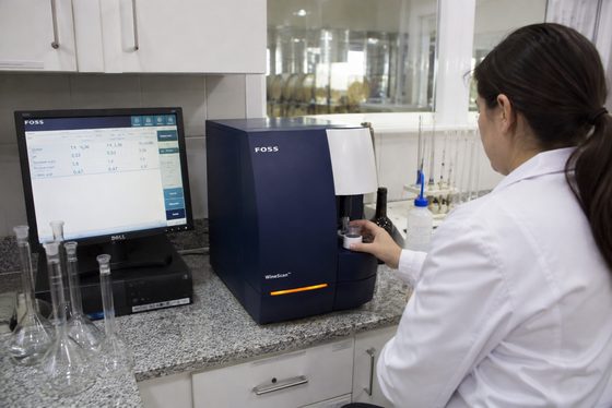 Analizador FOSS WineScan cargando una muestra en el laboratorio